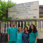 La enfermera berciana Carmen Vilas (2D), junto al equipo de radiólogos que durante cuatro semanas han realizado trabajo asistencial y formativo tanto en el hospital del país como en centros de salud comunitaria en Santo Tomé y Príncipe a través de su ONG Cooperación Bierzo Sur