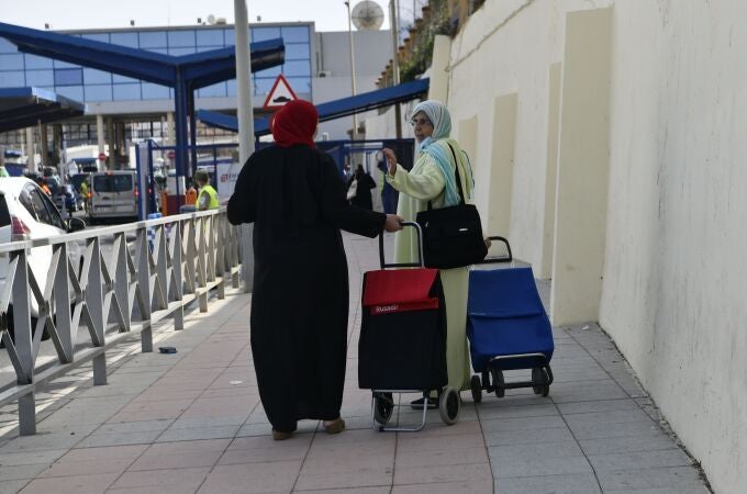 Dos mujeres con carros en la frontera entre Ceuta y Marruecos 