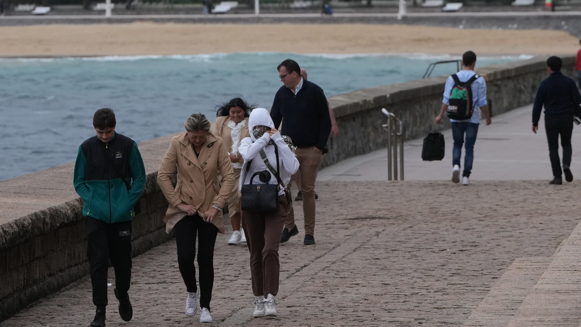 Seis CC.AA. estarán mañana en riesgo por viento, oleaje y frío, con descenso de temperaturas casi generalizado