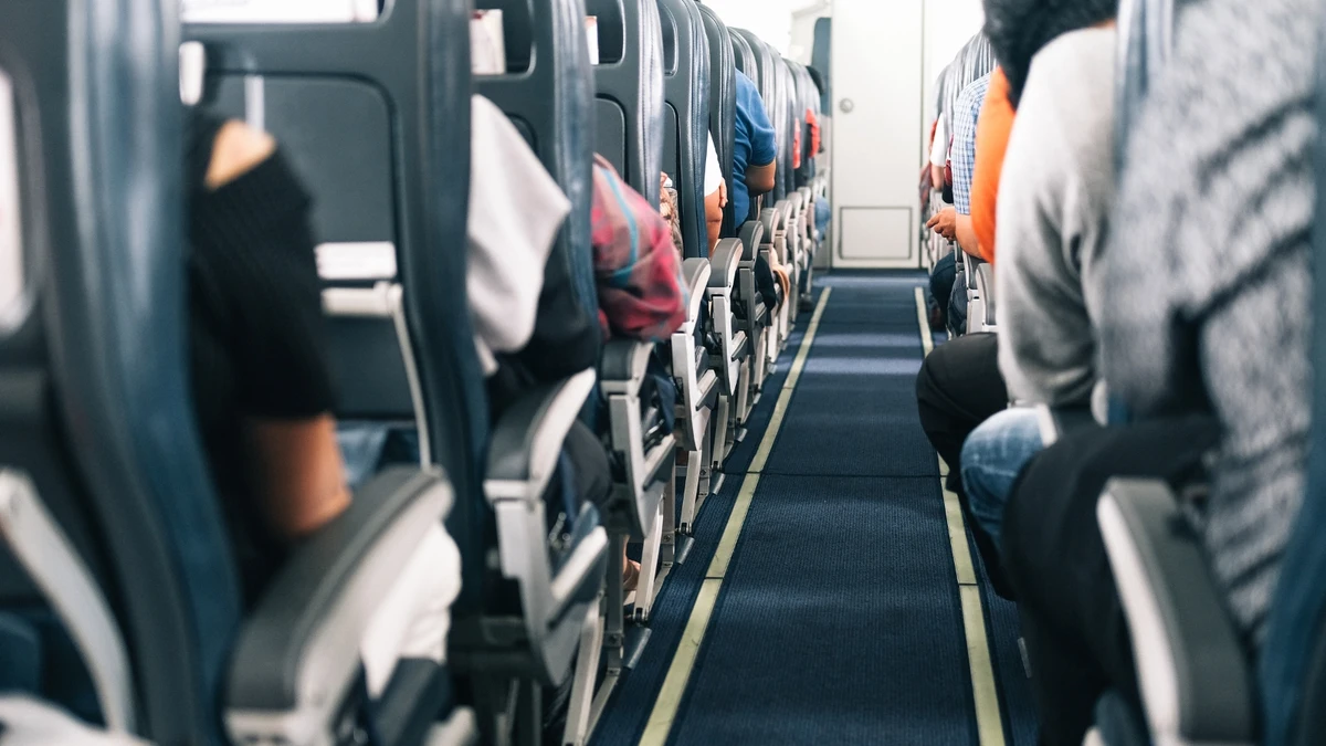 Un grupo de expertos señala los riesgos de vestir ciertas prendas de ropa a bordo de un avión