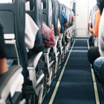 Un grupo de expertos señala los riesgos de vestir ciertas prendas de ropa a bordo de un avión