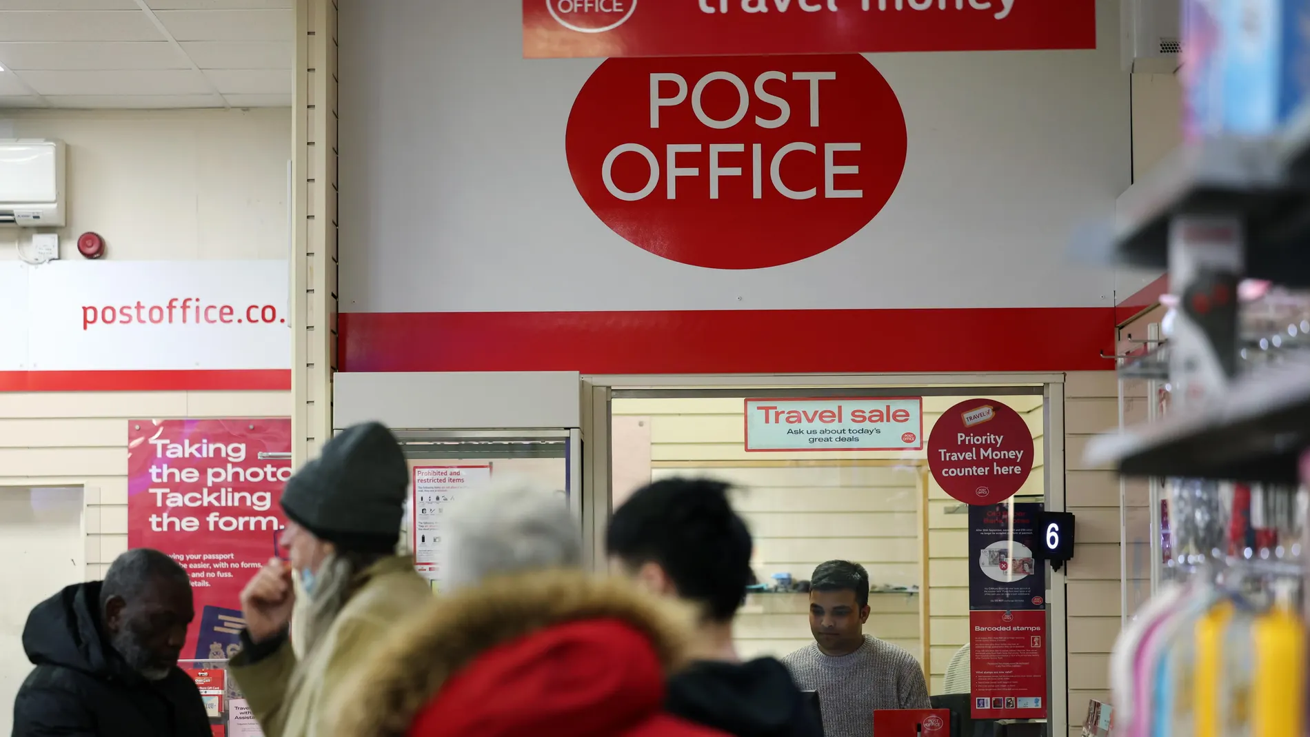 London (United Kingdom), 08/01/2024.- Customers at a Post Office in London, Britain, 08 January 2024. The UK government is under growing pressure to clear the names of hundreds of convicted sub postmasters caught up in Post Office scandal. More than 700 sub-postmasters were convicted between 1999 and 2015 after Horizon, a faulty Fujitsu accounting system, made it seem as though money was missing from their businesses. The UK government is considering having the Crown Prosecution Service and i...