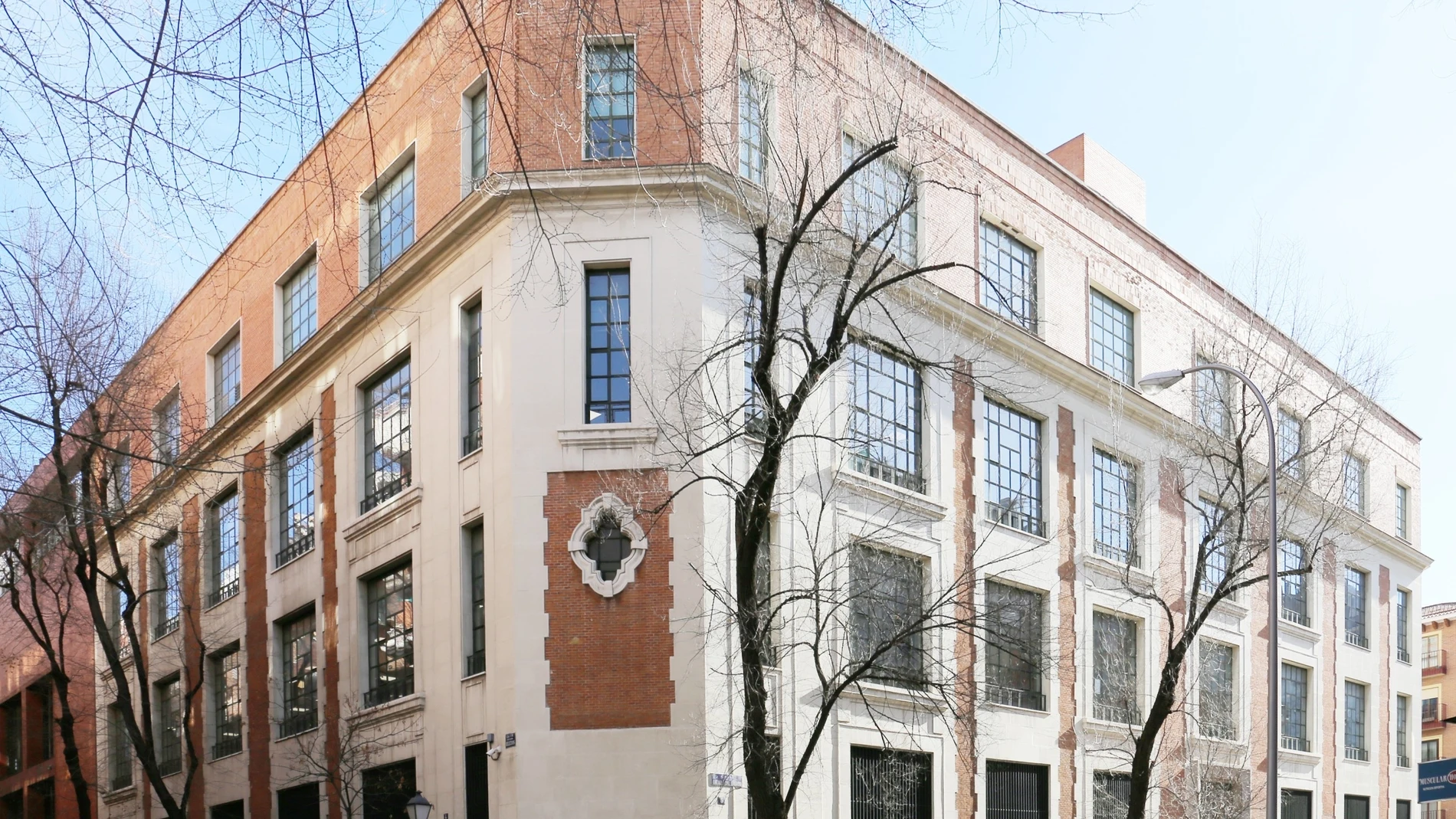 Telefónica vende un edificio de 4 plantas cerca de Atocha a la firma CT que lo convertirá en apartamentos de alquiler