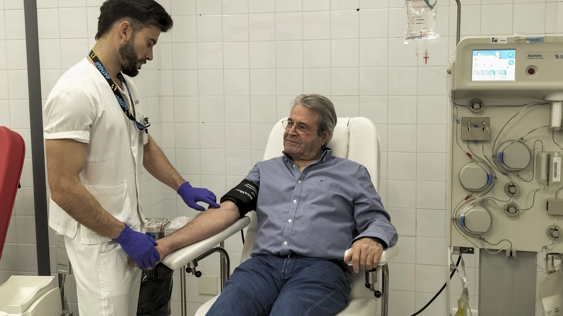Francisco del Amo Zarzo, ciudadrealeño afincado en Burgos desde hace décadas, ha realizado este martes su donación de sangre número 500, un récord que no ostenta ningún donante en España, tampoco en Europa, y que muestra su espíritu solidario pues su sangre sirve para salvar vidas en hospitales y centros sanitarios. “Por poco más que el picotazo de un mosquito ayudo a una familia si no a salvar sí a mejorar la salud de su paciente. Creo que es un motivo más que suficiente como animarte a donar sangre”, ha explicado a los periodistas minutos antes de proceder a la donación en el punto habilitado en el Hospital Divino Valles de Burgos capital