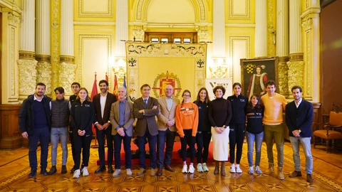 l alcalde de Valladolid, Jesús Julio Carnero, recibe a los atletas del Club Vicky Foods Athletic