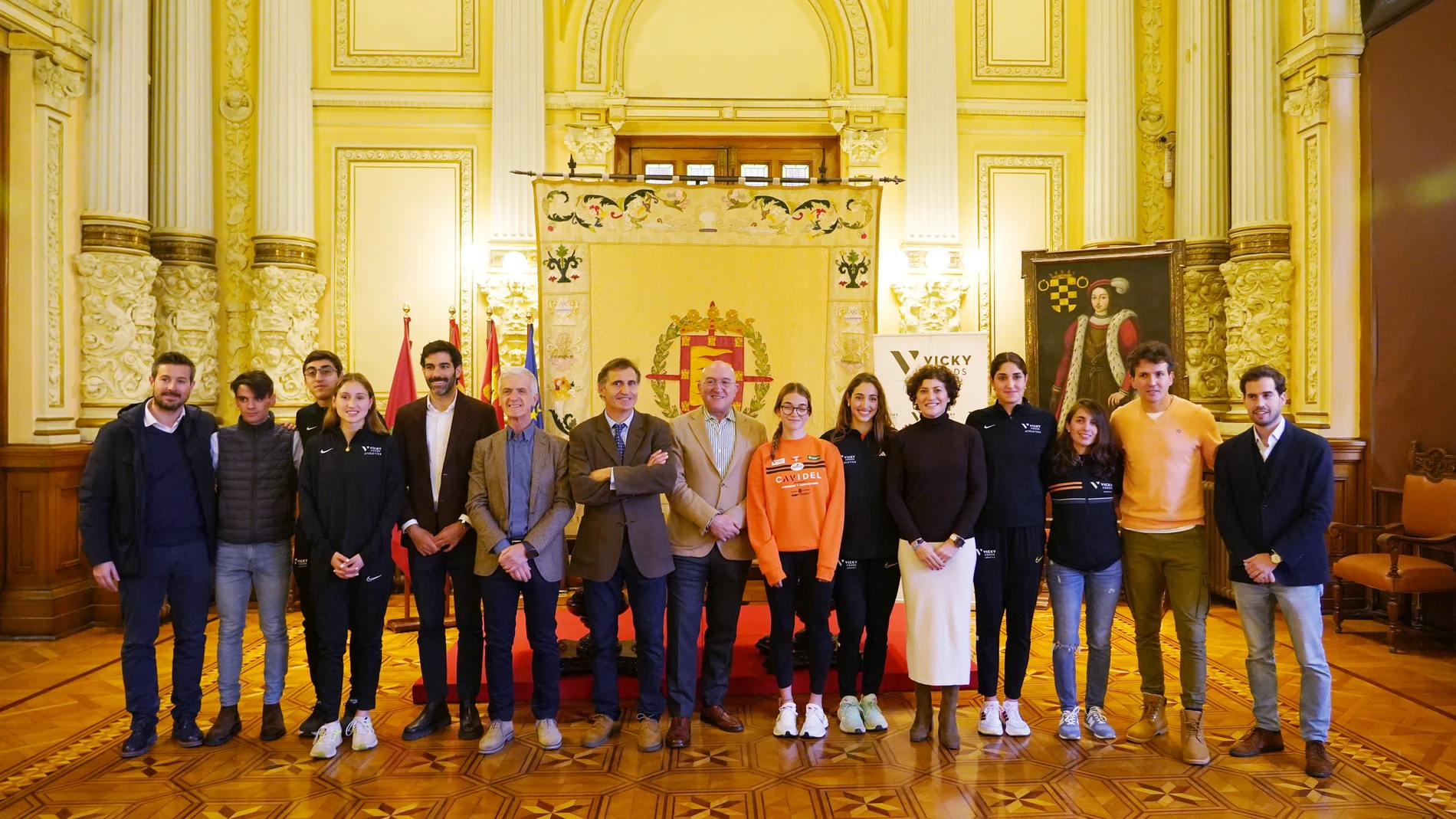 l alcalde de Valladolid, Jesús Julio Carnero, recibe a los atletas del Club Vicky Foods Athletic