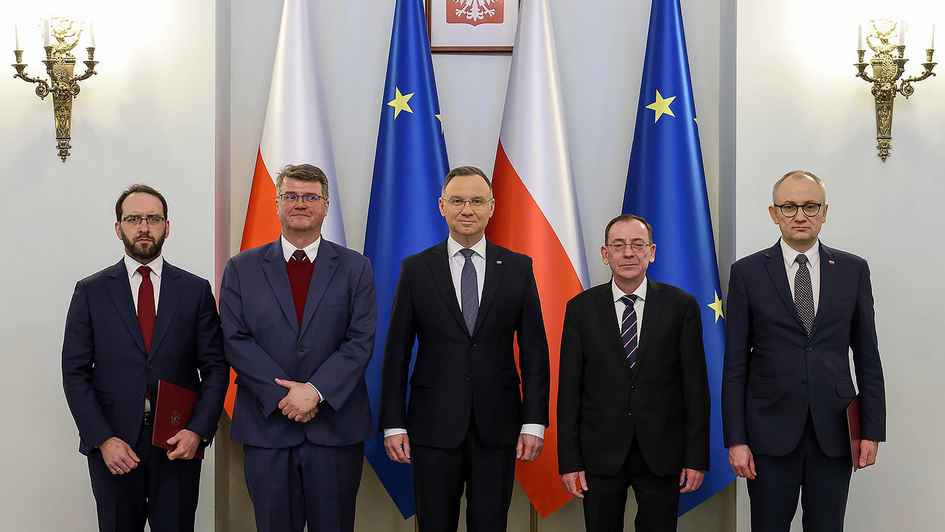El presiente polaco, Andrzej Duda, posa junto al exministro y al exviceprirmer ministro del Interior