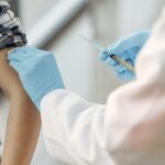 La Asociación Española de Vacunología recuerda que es "útil" vacunarse de la gripe aunque ya se haya pasado la infección