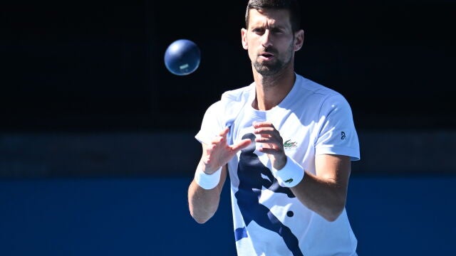 Djokovic, en pleno entrenamiento en Melbourne