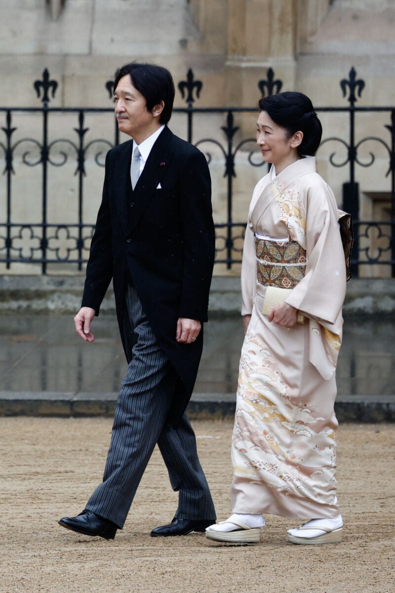 El príncipe Fumihito y la princesa Kiko de Japón en la coronación de Carlos III de Inglaterra