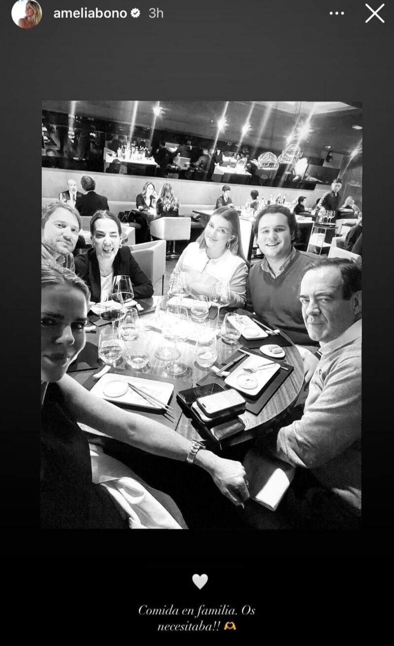 La familia Bono disfrutando de una agradable velada en un restaurante de Madrid 