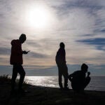 Un grupo de migrantes de los 230 que han llegado, procedentes de Canarias, a la localidad malagueña de Torrox observan el mar durante un paseo desde el hotel Urban Beach del núcleo de población de El Morche donde están alojados en situación irregular, muchos de ellos huyendo de la guerra en países africanos como Mali. EFE/Jorge Zapata.