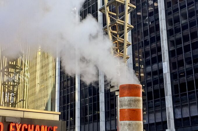 Encontrar humo y vapor por las calles de Nueva York es muy común y mucha gente se sorprende de este efecto