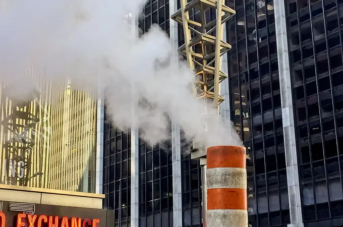 La curiosa razón que explica por qué sale humo del suelo y las alcantarillas de Nueva York
