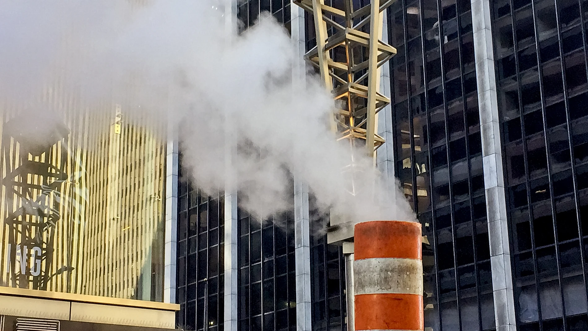 Encontrar humo y vapor por las calles de Nueva York es muy común y mucha gente se sorprende de este efecto