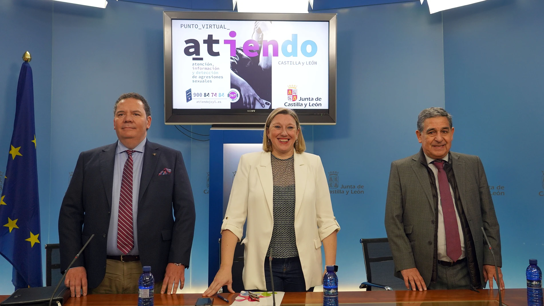 La consejera, Isabel Blanco, presenta los servicios junto al presidente del Consejo de la Abogacía de Castilla y León, Julio Sanz Orejudo y el decano del Colegio Oficial de Psicología de Castilla y León, Jaime Gutiérrez