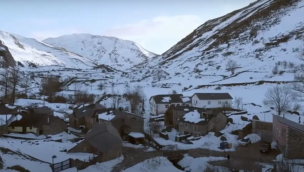 Panorámica de La Cueta a vista de dron tras una nevada