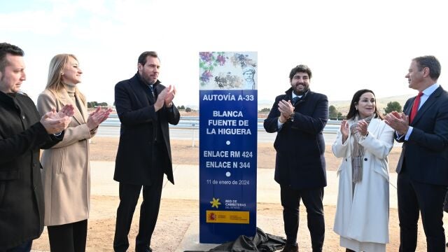 El presidente murciano, Fernando López Miras, junto al ministro de Transportes y Movilidad Sostenible, Óscar Puente