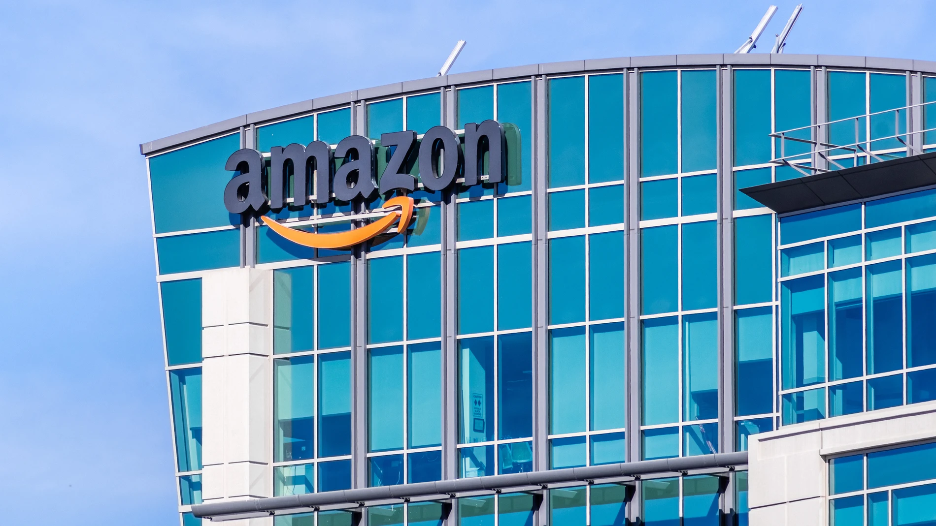 Amazon cumple con su política lingüística y vuelve a plantar cara a los independentistas radicales