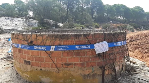 Un pozo ilegal precintado en el entorno de Doñana