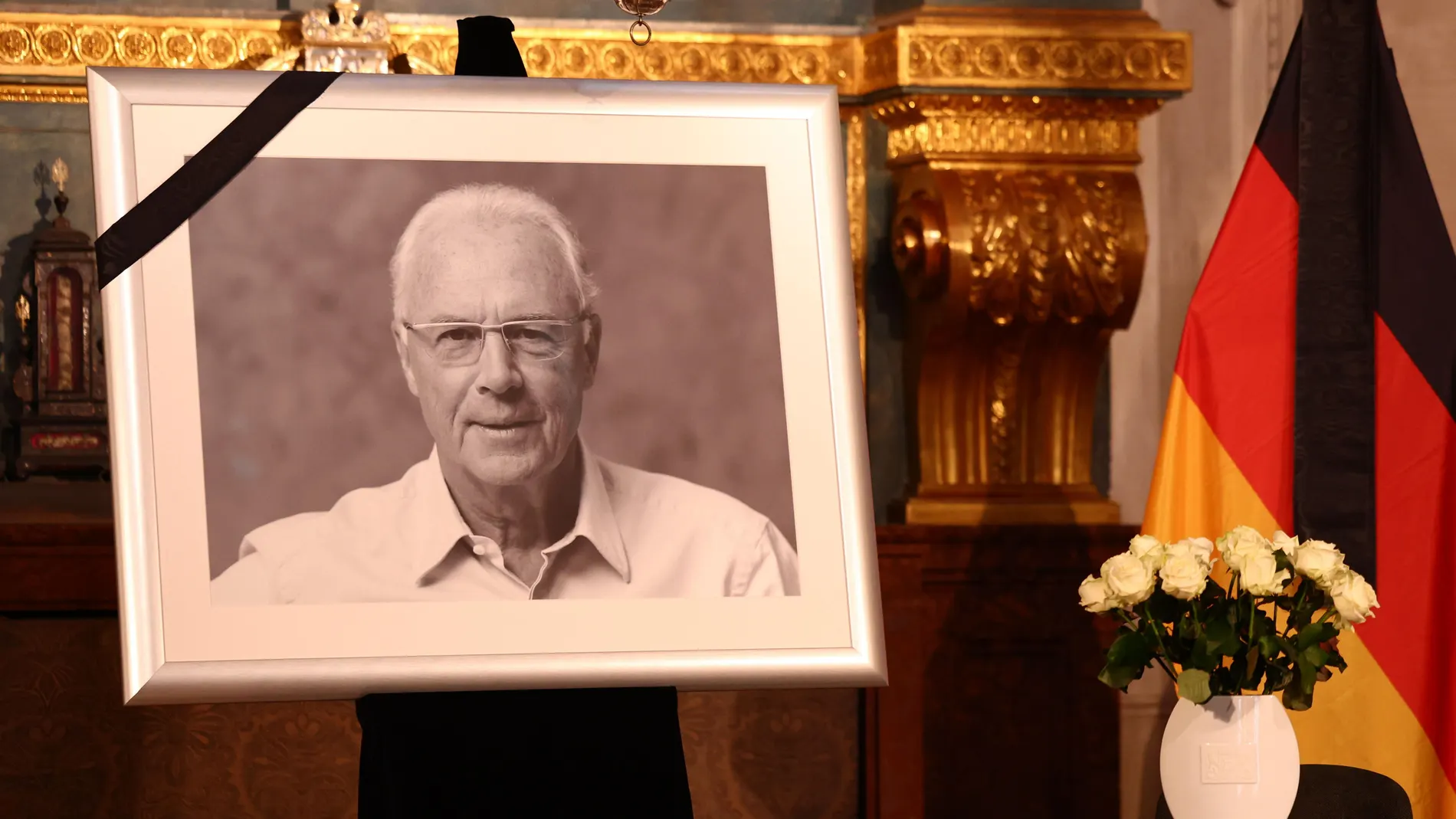 Munich (Germany), 11/01/2024.- A portrait of Franz Beckenbauer at the Hofkapelle in Munich Germany, 11 January 2024. The German and Bayern Munich soccer legend passed away on 07 January 2024 at the age of 78. (Alemania) EFE/EPA/ANNA SZILAGYI