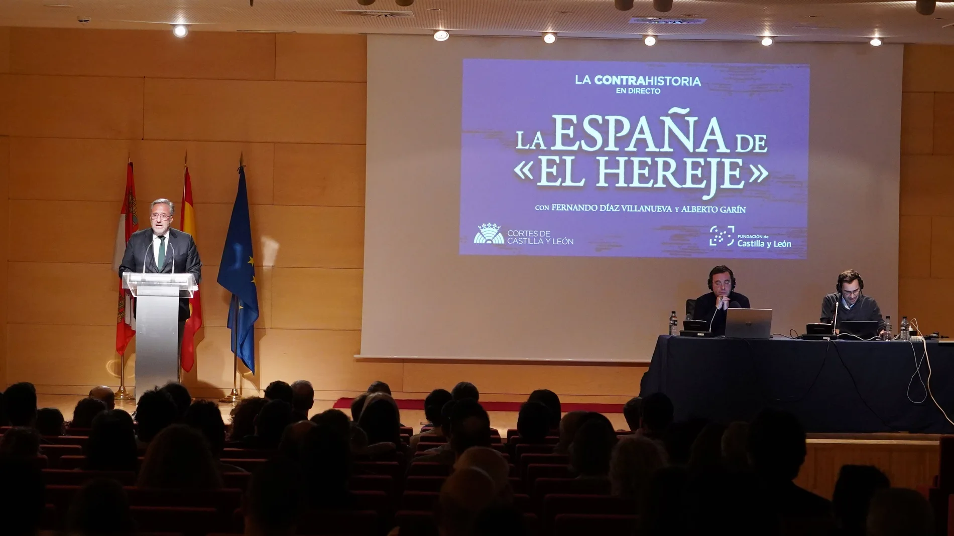 El presidente de las Cortes asiste al podcast en directo de La Contrahistoria, que en esta ocasión se centra en ‘La España de El Hereje’, de la mano de Fernando Díaz Villanueva y Alberto Garín