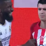 El gesto más viral del derbi: el pellizco de Rüdiger a Morata