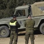 Militares acordonando el lugar donde fueron localizados los dos militares fallecidos en la base de Cerro Muriano