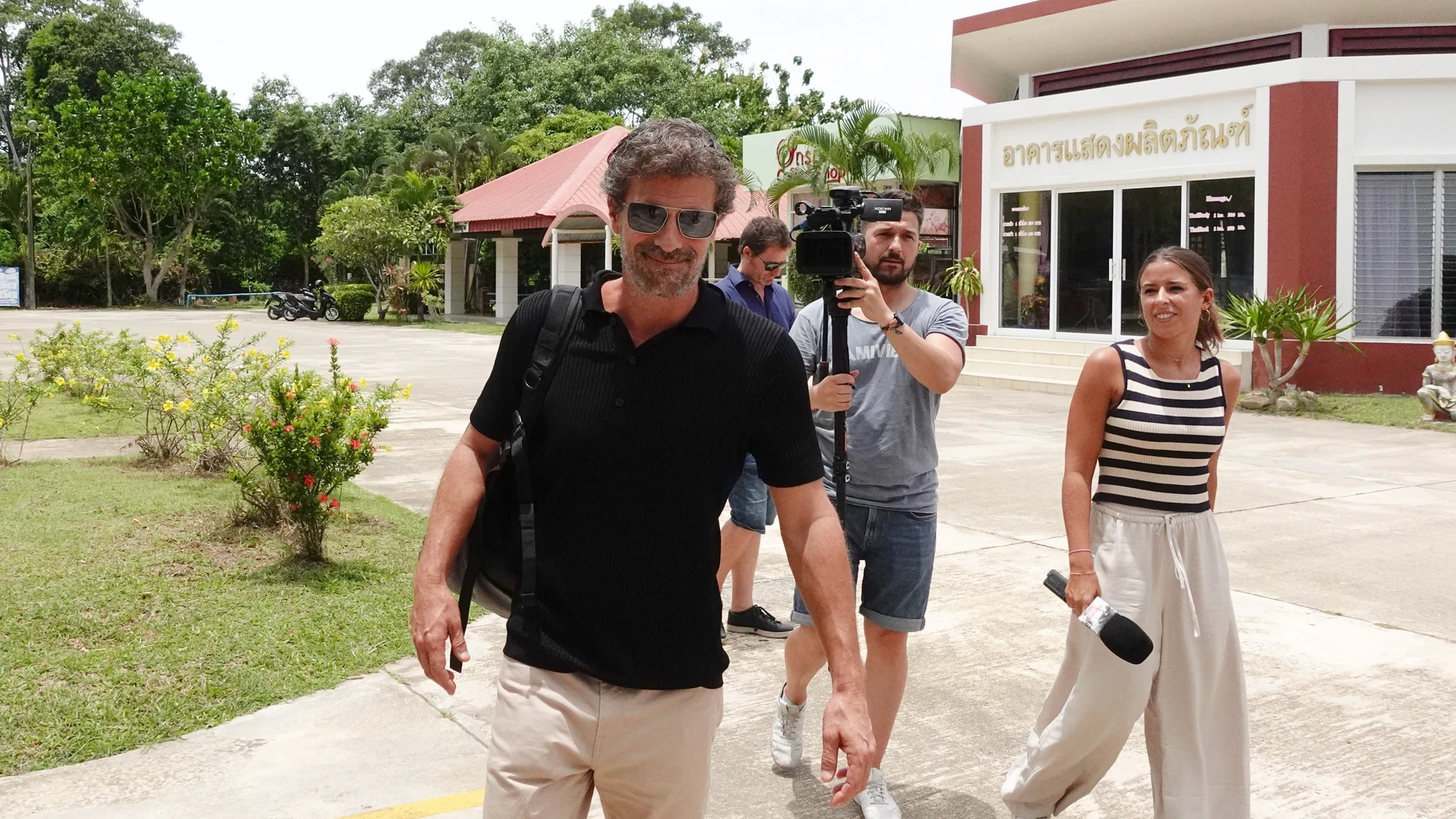 Spanish actor Rodolfo Sancho father of Spanish chef Daniel Sancho Bronchalo, leaves after visiting his detained son at a prison in Koh Samui island, southern Thailand