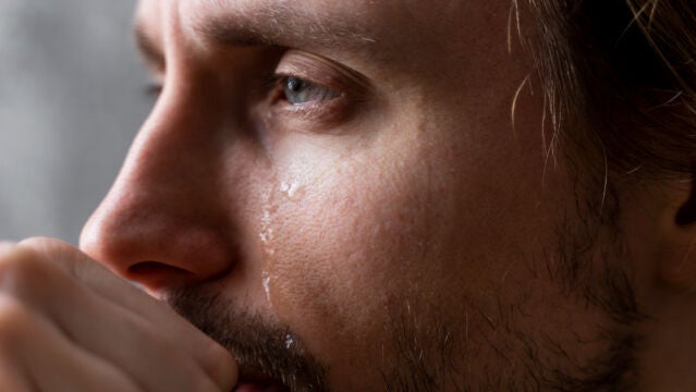 Hombre llorando