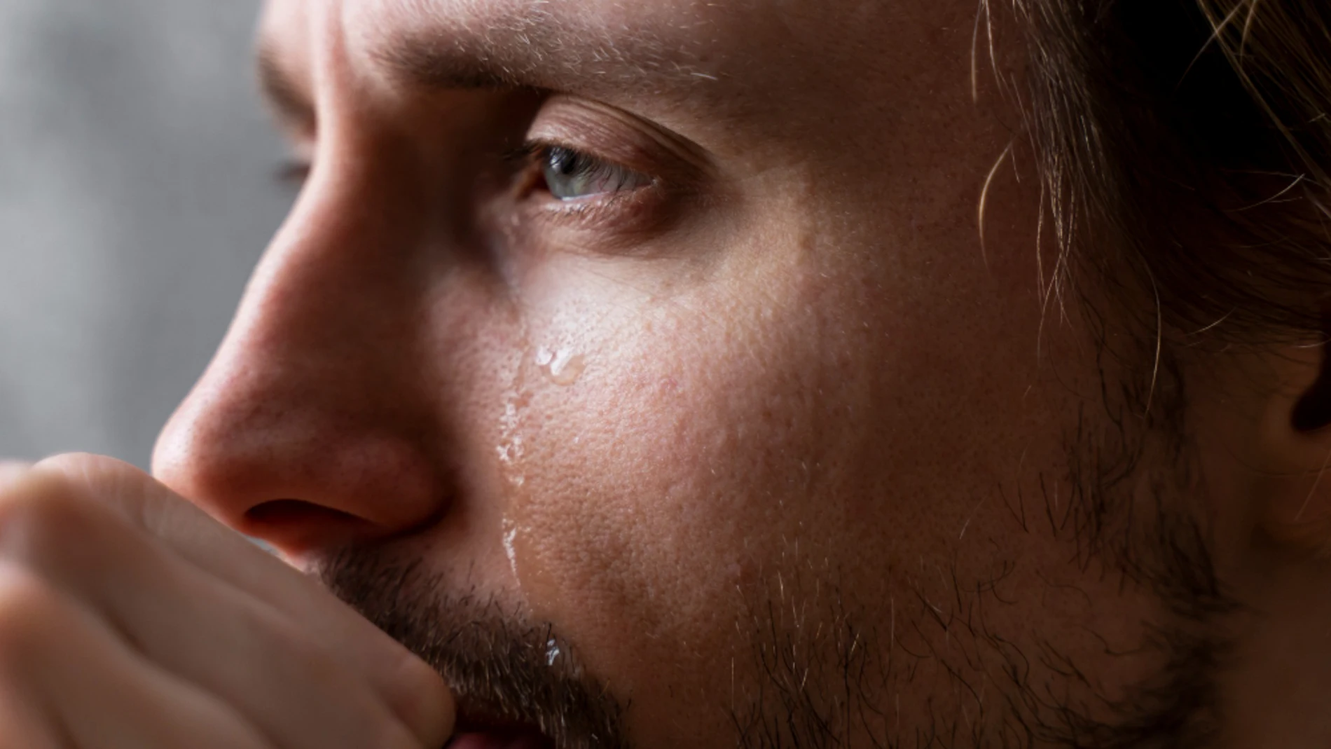 Hombre llorando lágrimas ojo conjuntiva
