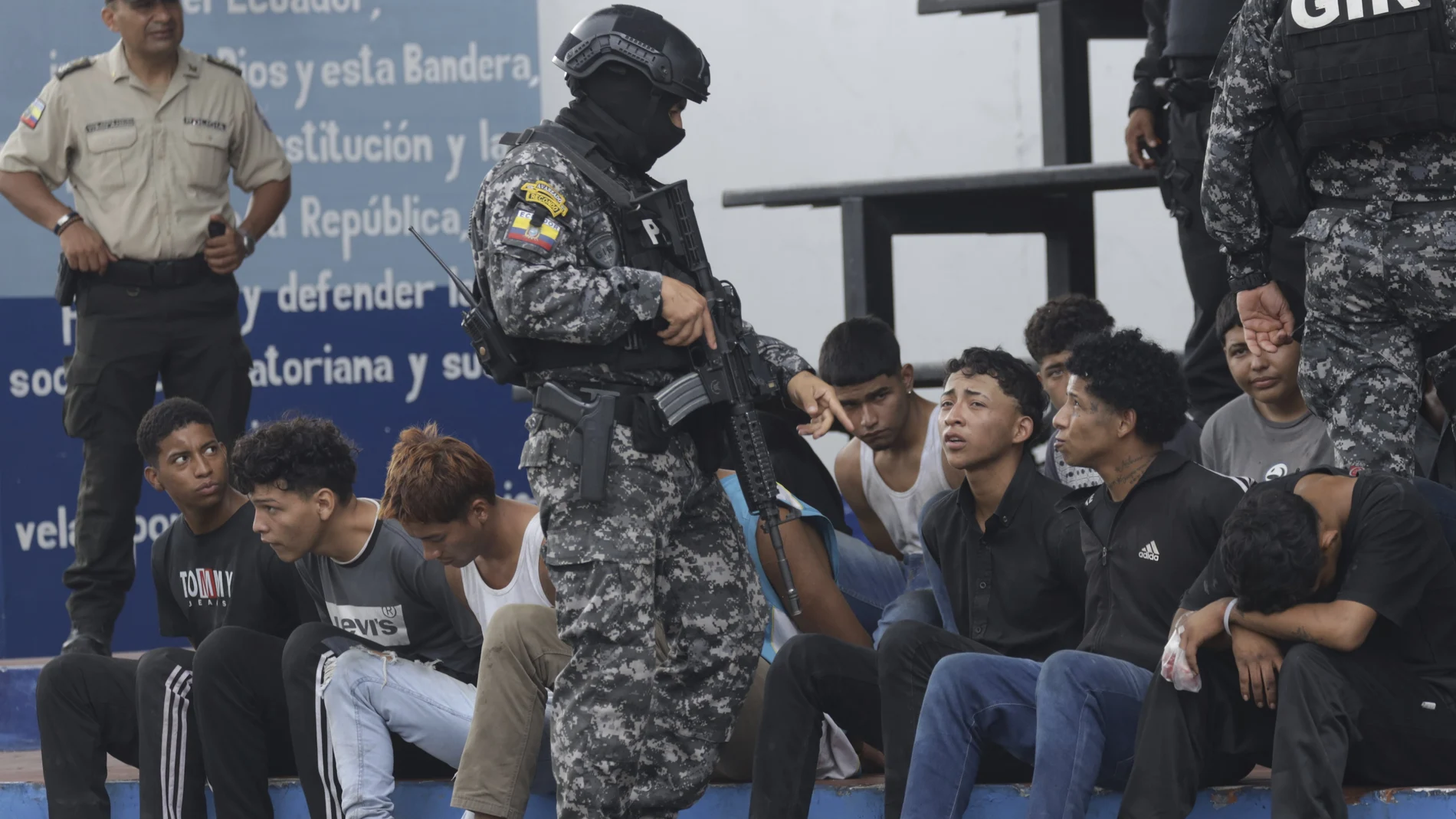 Policía custodia a los detenidos en Guayaquil en enero pasado