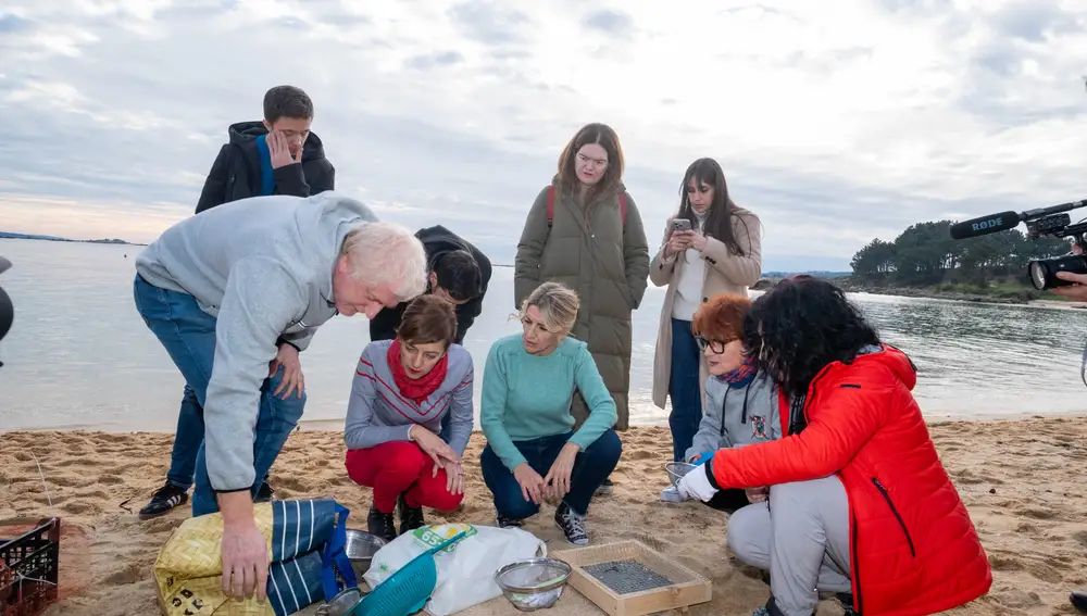 Yolanda Díaz visita la Praia da Corna (A Coruña)