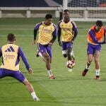 Bellingham, Camavinga y Ceballos, en el entrenamiento del Madrid en Arabia