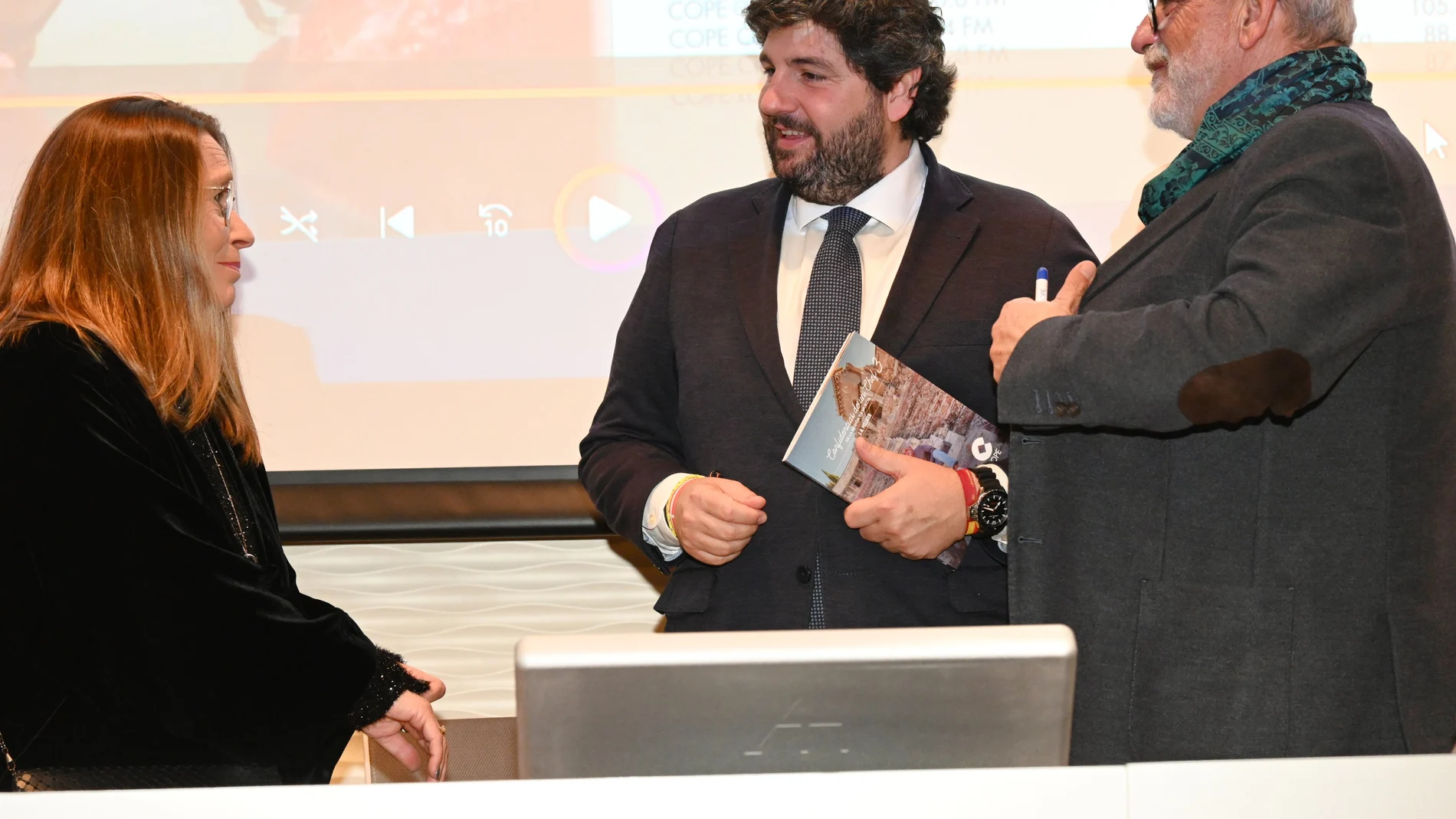 López Miras destaca "los nuevos acercamientos a la cocina murciana" de Juan Antonio Pellicer en su último libro