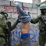 Soldados ecuatorianos detienen a un pandillero en el sur de Quito