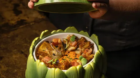 Las alcachofas en dos cocciones con natilla de sobrasada ibérica y torrezno de Soria es uno de los plastos estrella