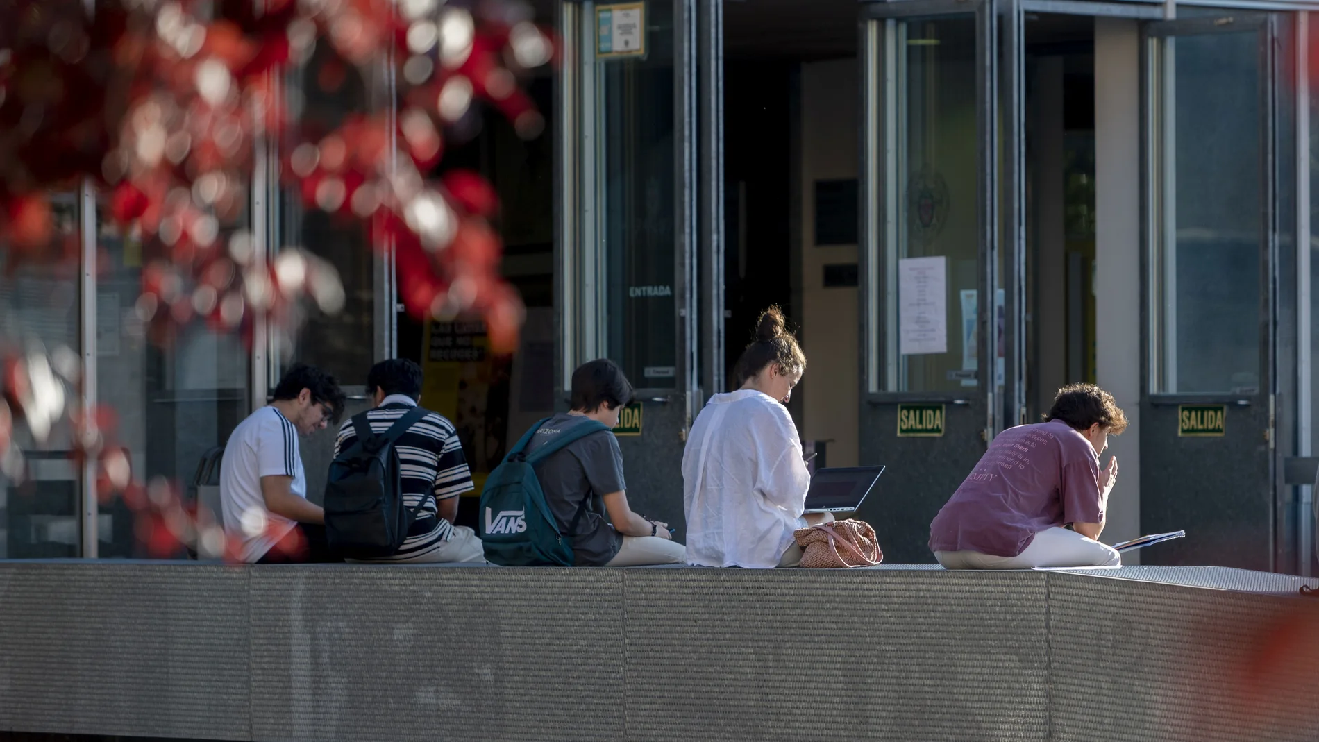 Jóvenes estudiando antes de entrar a un examen 