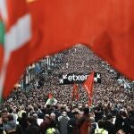 Cientos de personas durante una manifestación por la convivencia, a 13 de enero de 2024, en Bilbao, Vizcaya, Euskadi (España). La protesta, convocada por Sare bajo el lema ‘Konponbiderako Giltzak, Llaves para la resolucióní, llama a la ciudadanía a participar para pedir la convivencia y el fin de las excepcionalidades que se continúan aplicando a los presos de ETA. La manifestación ha sido apoyada por Puigdemont, eurodiputados de Junts, BNG y Podemos.