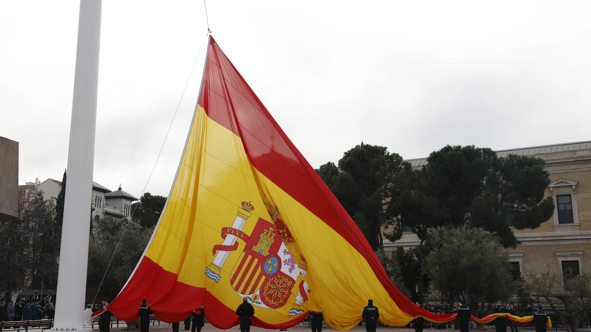 Ceremonia de izado de bandera, coincidiendo con la celebración de los 200 años de la creación de la Policía Nacional, este sábado en Madrid. 