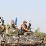 Un grupo de combatientes ucranianos se dirige a combatir contra los independentistas de las repúblicas de Donetsk y Lugansk en agosto de 2014