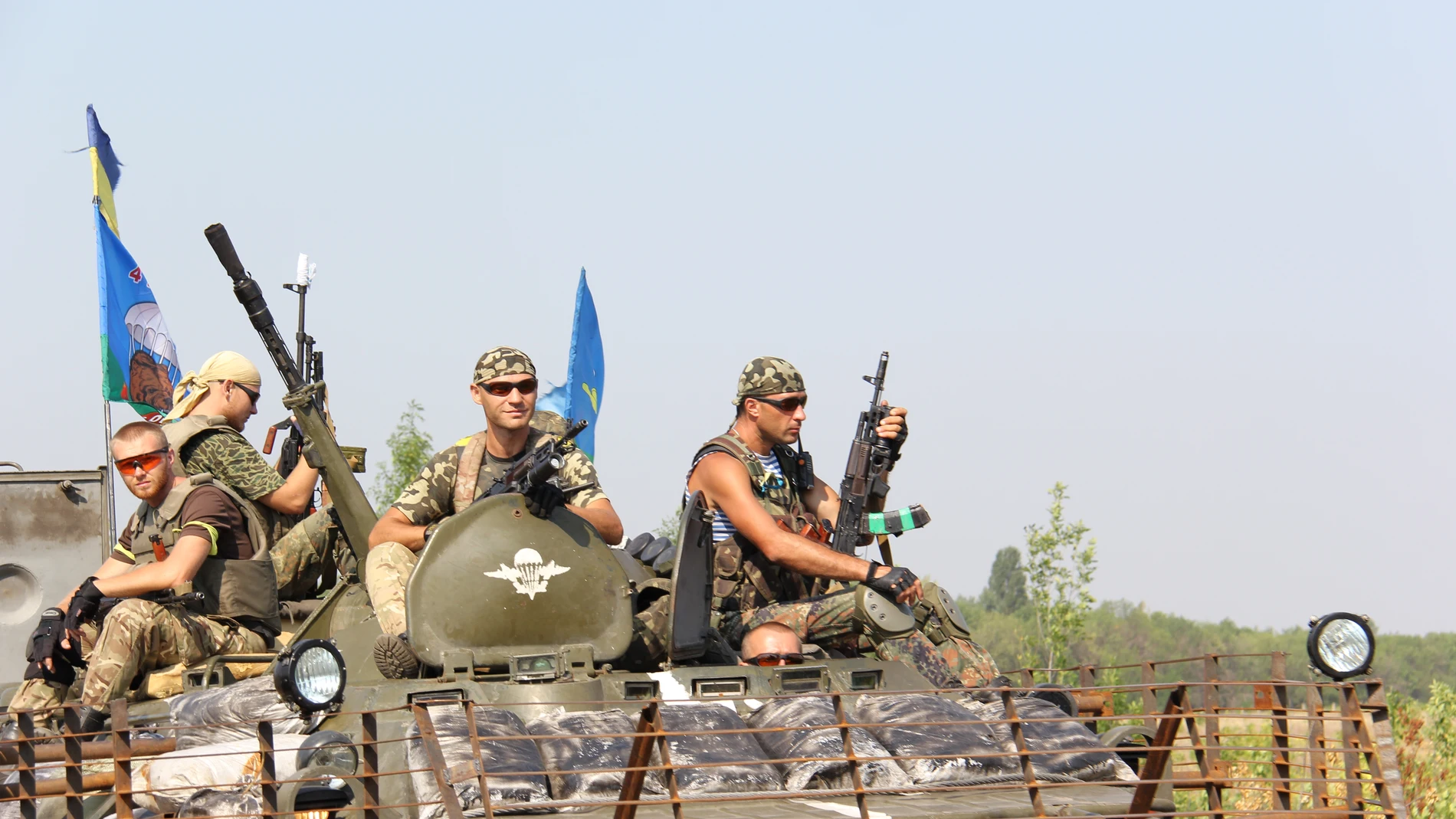 Un grupo de combatientes ucranianos se dirige a combatir contra los independentistas de las repúblicas de Donetsk y Lugansk en agosto de 2014