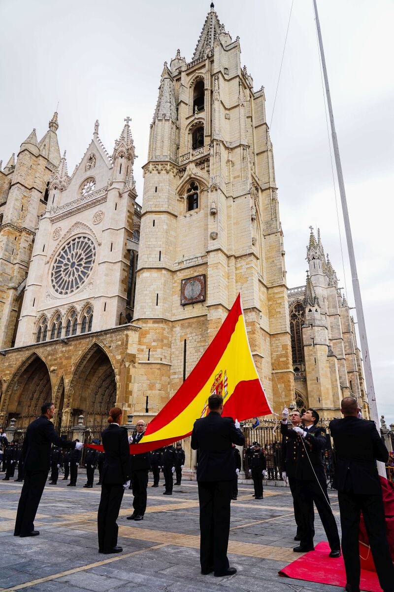 Izado de bandera en la Plaza de la Regla de León