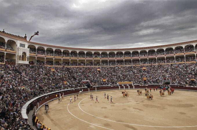  Vista general de la plaza de Las Ventas durante el paseíllo al comienzo de la corrida de la Feria de San Isidro.