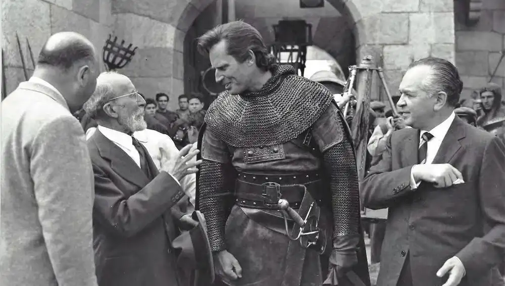 Samuel Bronston, a la derecha del todo, con Charlton Heston, en el rodaje de &quot;El Cid&quot;