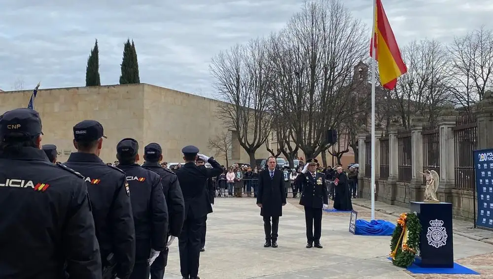 Ángel Blanco preside el izado de bandera en Zamora