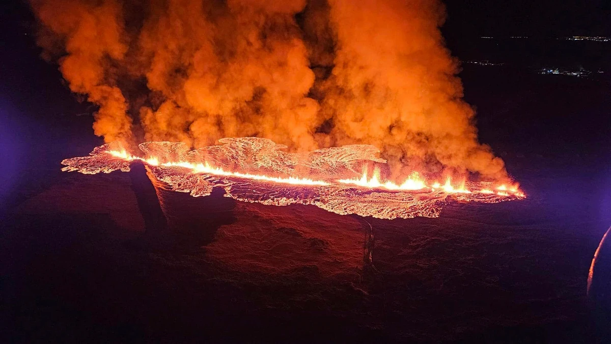 Una nueva erupción volcánica en Islandia alcanza algunas viviendas en la localidad pesquera de Grindavík