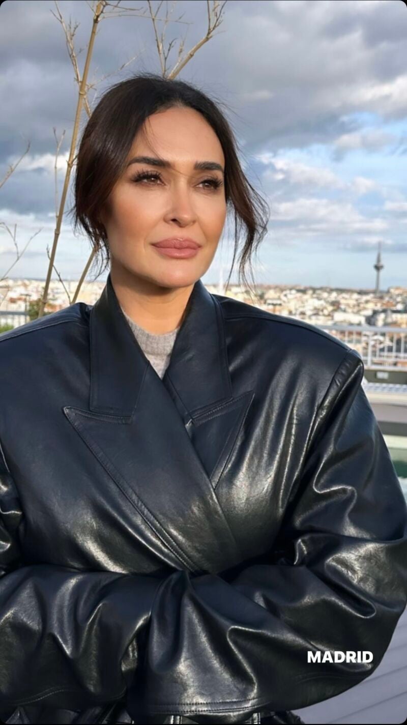 Vicky Martín Berrocal con chaqueta de cuero