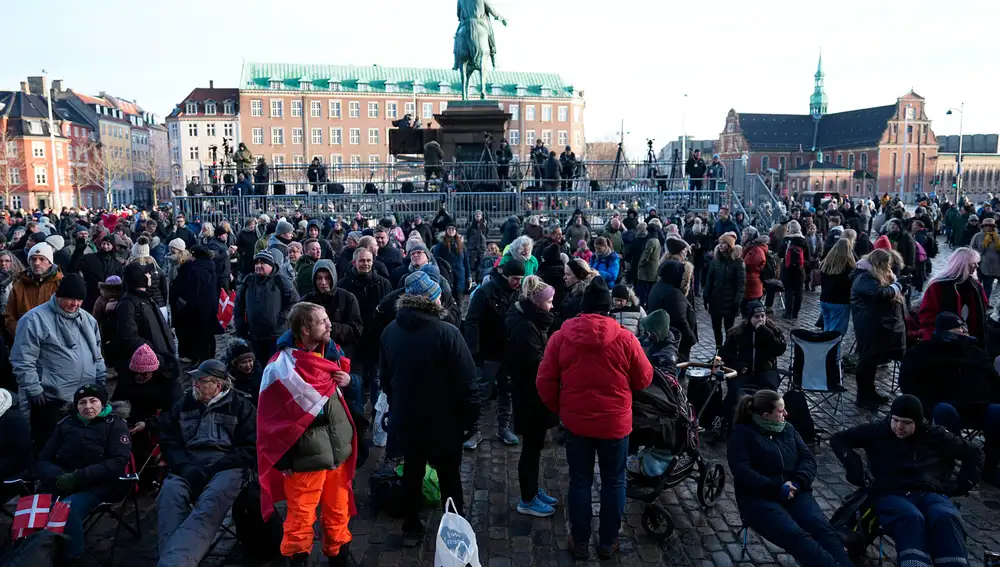 Denmark's Change of Throne - Preparations in the streets of Copenhagen