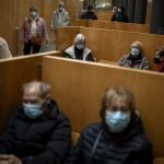 Gente con mascarilla dentro de un hospital de Barcelona